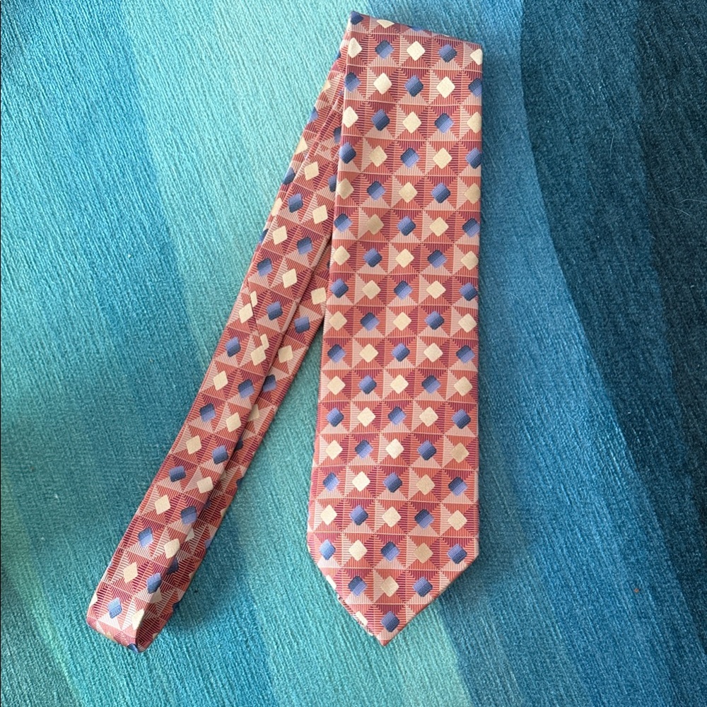 Elegant Patterned Tie in Pink and Blue